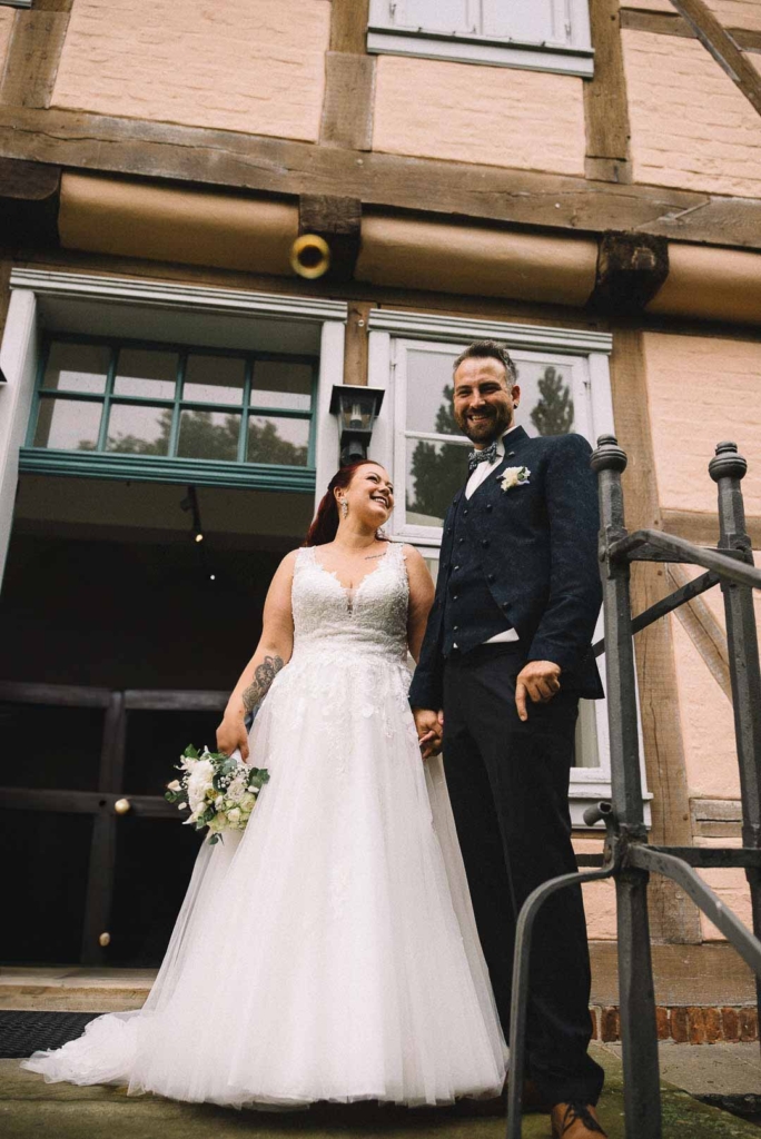Brautpaar auf Treppe bei einer Hochzeit in Braunschweig