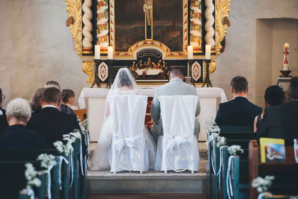 Brautpaar von hinten bei einer kirchlichen Hochzeit in Braunschweig