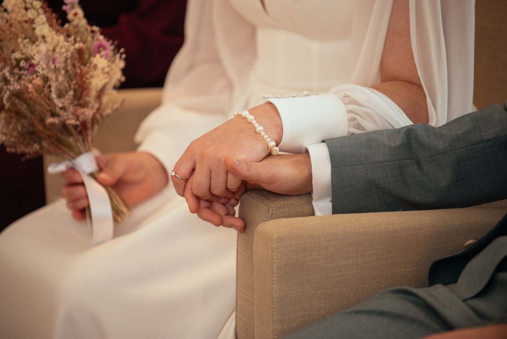 Brautpaar hält die Hände bei einer Hochzeit in Braunschweig