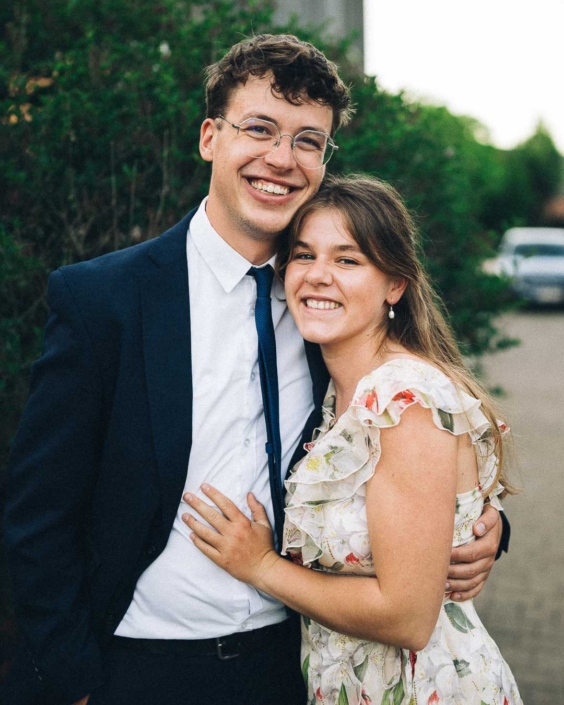 Ein junges Paar posiert glücklich für den Hochzeitsfotograf
