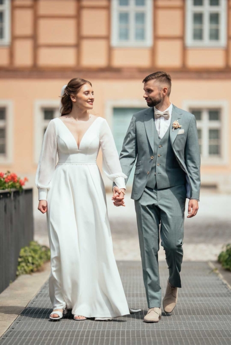 romantischer Blick eines Brautpaars am Tag der Hochzeit