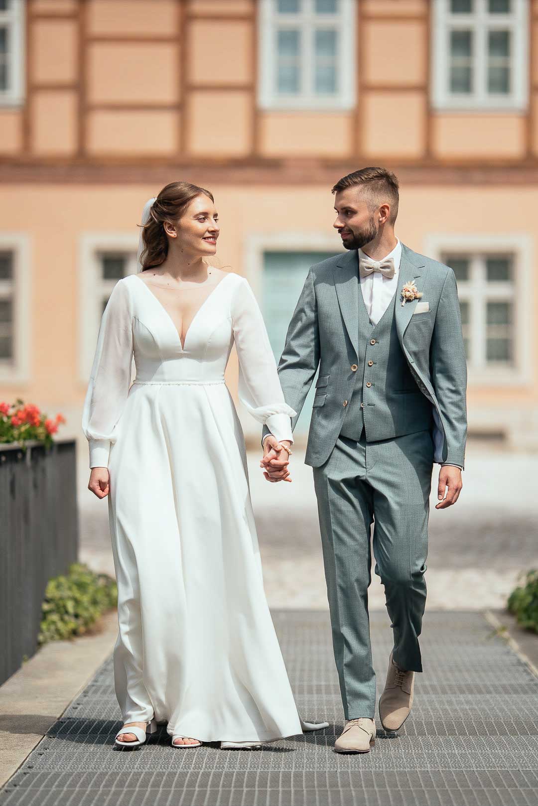 romantischer Blick eines Brautpaars am Tag der Hochzeit