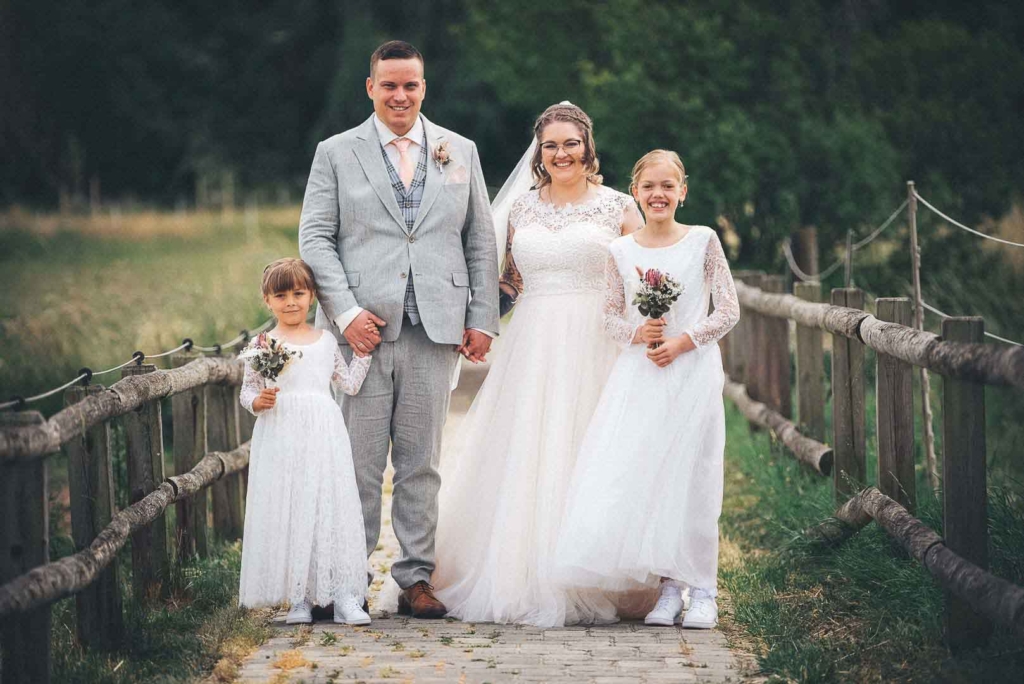 Familienfoto während einer Hochzeit, die Kinder haben weiße Kleider an