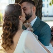 Hochzeitsfotograf Wolfsburg Brautpaar küsst sich