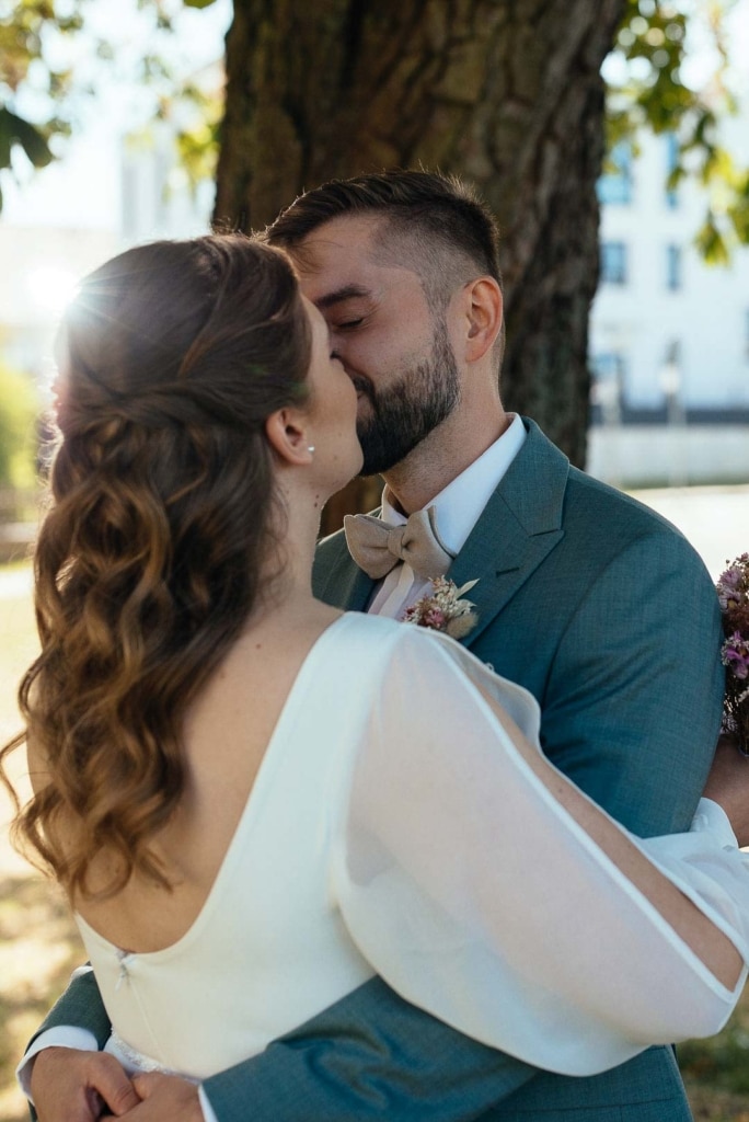 Hochzeitsfotograf Wolfsburg Brautpaar küsst sich