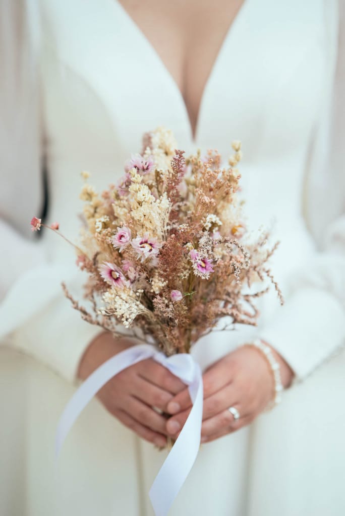 Brautkleid und Brautstrauss bei einer Hochzeit in Wolfsburg