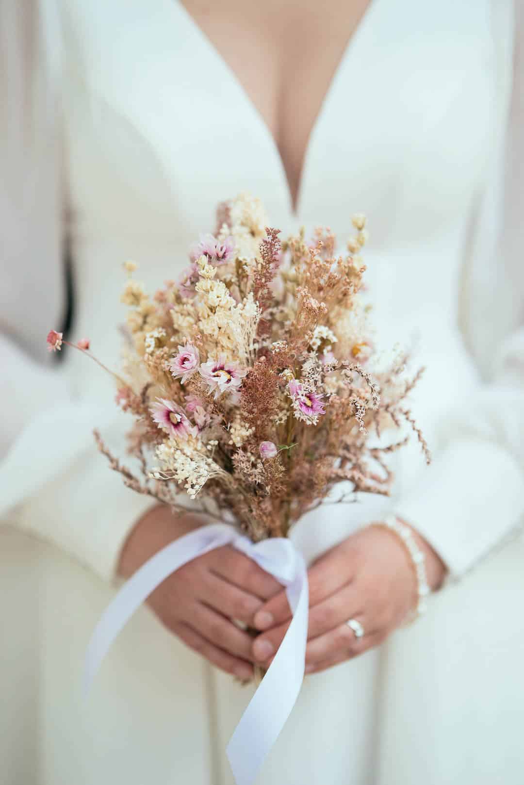 Brautkleid und Brautstrauss bei einer Hochzeit in Wolfsburg