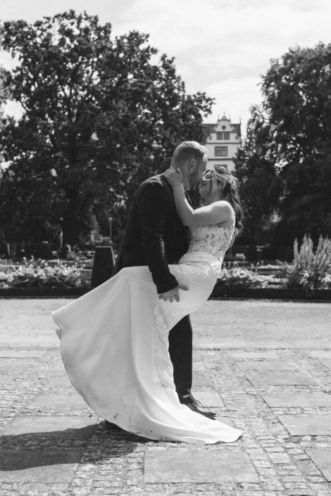 Brautpaar posiert für ein Couple Shooting im Barockgarten am Schloss Wolfsburg